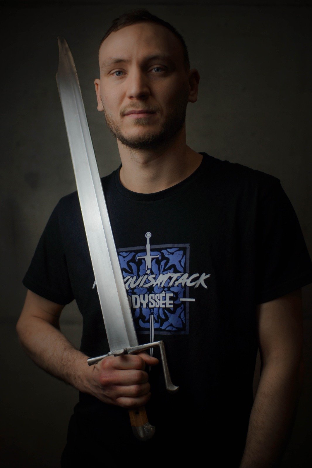 Maxence Favre tenant un Messer